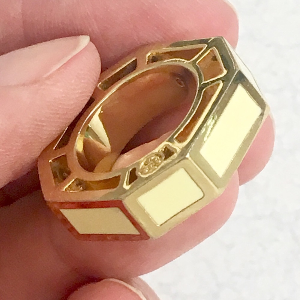 Gorgeous Tory Burch Enamel And gold plated ring